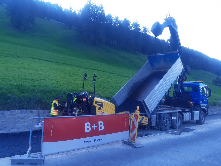 Alles aus einer Hand: Jetzt auch der Asphalteinbau